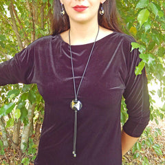 Model wearing GLITTER LUNGO BLACK modern murano glass bolo necklace and GLITTER BLACK earrings, handmade in Italy